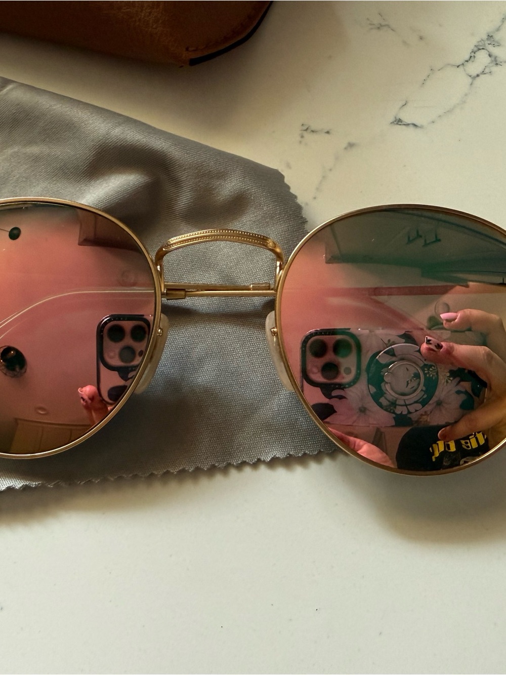 Women’s Ray-Ban Round Gold Frame Sunglasses with Pink Mirrored Lenses